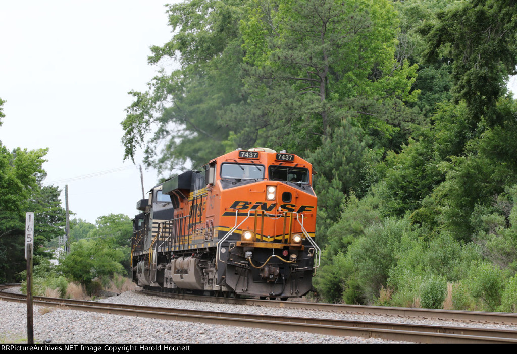 BNSF 7437 leads NS train 350 northbound